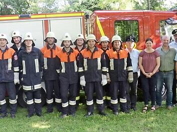 Die erfolgreichen Gruppen der FF Fischbach mit den Schiedsrichtern, der Kommandantur und weiteren Offiziellen Foto: K.- H. Hofmann