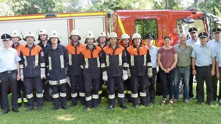 Die erfolgreichen Gruppen der FF Fischbach mit den Schiedsrichtern, der Kommandantur und weiteren Offiziellen Foto: K.- H. Hofmann