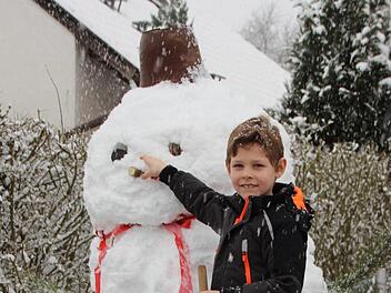 Der siebenjährige Jonas Ankenbrand hat am Steinberg in Ebern einen Schneemann gebaut, der ihn   locker überragt.Eckehard Kiesewetter