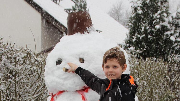 Der siebenjährige Jonas Ankenbrand hat am Steinberg in Ebern einen Schneemann gebaut, der ihn   locker überragt.Eckehard Kiesewetter