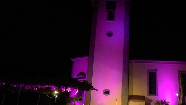 Die farblich illuminierten Pfarrkirche war der passende Rahmen für dieses Konzerterlebnis.