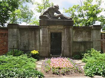 Der m&uuml;de Wanderer auf dem Meu&szlig;doerfferschen Familiengrab. Foto: Erich Olbrich