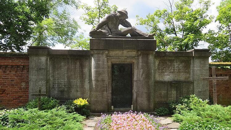 Der m&uuml;de Wanderer auf dem Meu&szlig;doerfferschen Familiengrab. Foto: Erich Olbrich