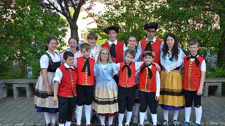 Die jungen Sportler wurden mit einer fränkischen Tracht eingekleidet.  Foto: privat