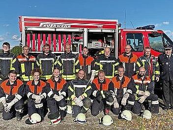 Hintere Reihe (von links) Ronald Geis (KBI), Simon B&uuml;hner, Heiko Zirkelbach, Julian Kriener, Marko Wehner, Andreas Ke&szlig;ler, 1. B&uuml;rgermeister Daniel Wehner, Michael Nauth, Roland Voll, Schiedsrichter Horst Krapf, Egon Gessner (KBM a.D.). Vordere Rei...