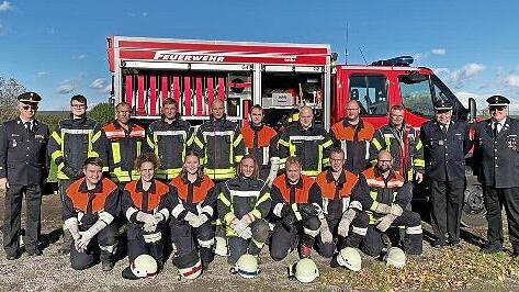 Hintere Reihe (von links) Ronald Geis (KBI), Simon B&uuml;hner, Heiko Zirkelbach, Julian Kriener, Marko Wehner, Andreas Ke&szlig;ler, 1. B&uuml;rgermeister Daniel Wehner, Michael Nauth, Roland Voll, Schiedsrichter Horst Krapf, Egon Gessner (KBM a.D.). Vordere Rei...