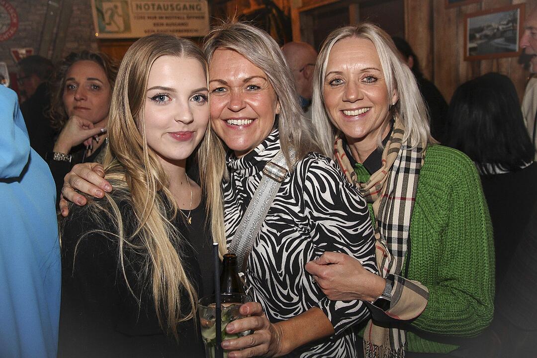 Beste Partystimmung bei voller Hütte.