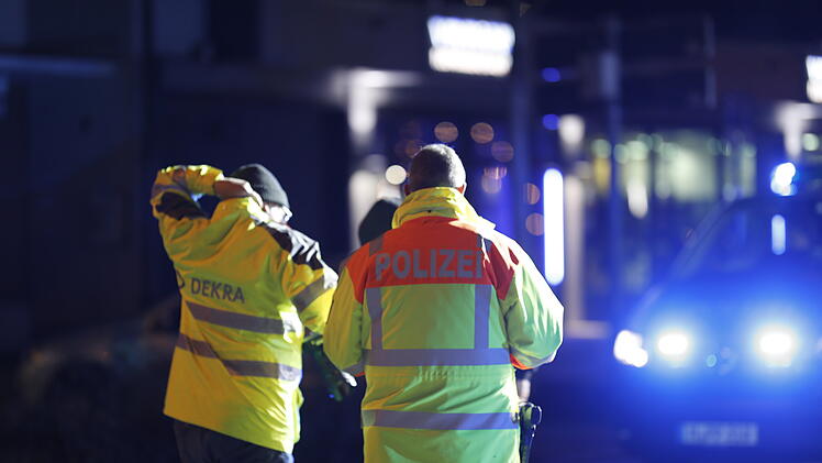 Schwer verletzt: Auto erfasst Fußgänger auf der B14