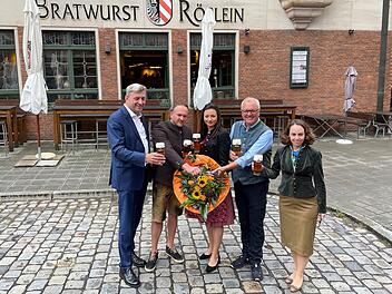 Nürnberg: Traditions-Lokal "Bratwurst Röslein" hat neue Betreiber - "große Fußstapfen"