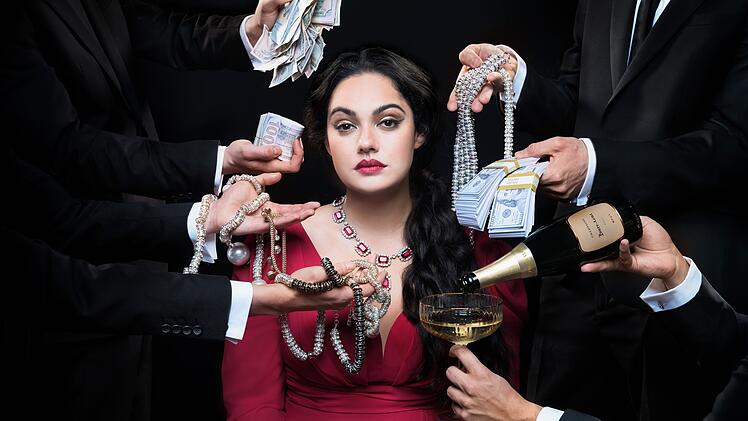 Ruja Ignatova (Nilam Farooq), oft als Krypto-Queen bezeichnet, verschwand 2017 spurlos und steht heute auf der Fahndungsliste des FBI. Sie gilt als eine der meistgesuchten Frauen des Planeten. Weltweit investierten Millionen Menschen in OneCoin. Der Gesamtschaden wird auf mehrere Milliarden Euro beziehungsweise Dollar gesch&auml;tzt.