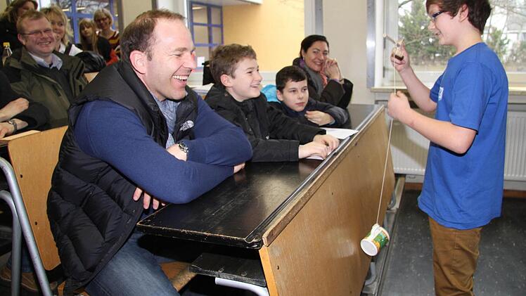 Christoph Fischer (re.) möchte mit seinem Experiment die Zuschauer begeistern.