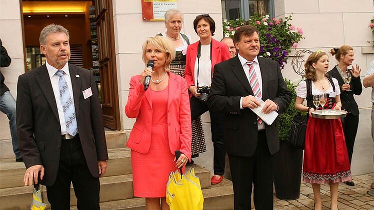 Landrätin Tamara Bischof begrüßt mit dem stellvertretenden Landrat Paul Streng und Bürgermeister Elmar Henke die Jury. Foto: Molitor