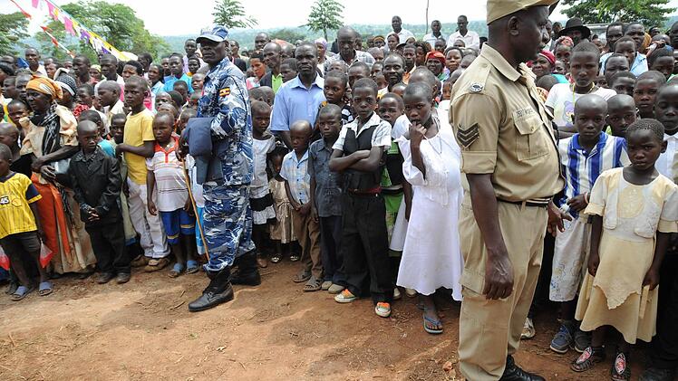 Militäreschutz während der Einweihungsfeier Foto: Stefan Reinmann