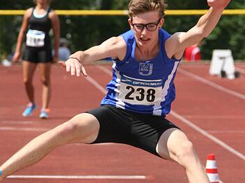 Christoph Müller vom TV Strössendorf wurde in Hof oberfränkischer Meister der M15 im Weitsprung mit 5,90 m und im Dreisprung mit exakt 12,00 m.  Foto: Wilhelm Sörgel