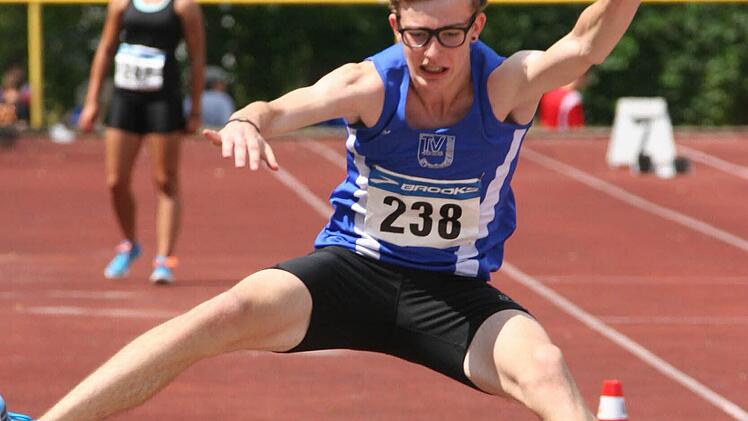 Christoph Müller vom TV Strössendorf wurde in Hof oberfränkischer Meister der M15 im Weitsprung mit 5,90 m und im Dreisprung mit exakt 12,00 m.  Foto: Wilhelm Sörgel