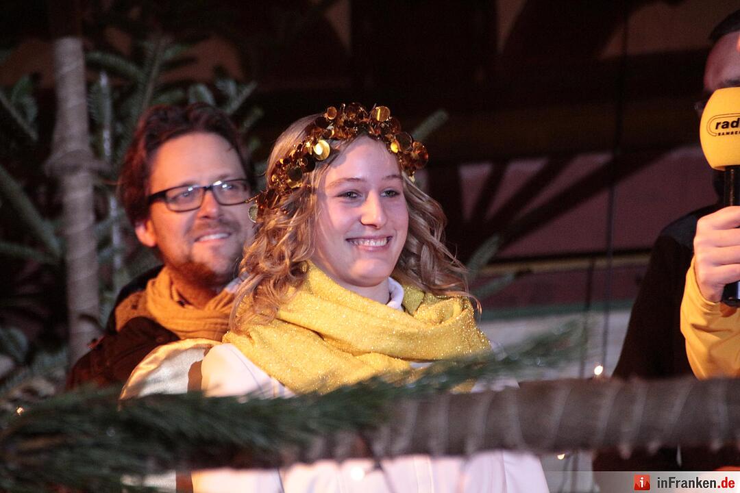 Das erste Fenster des Forchheimer Adventskalenders wurde von Weihnachtsengel Petra geöffnet.