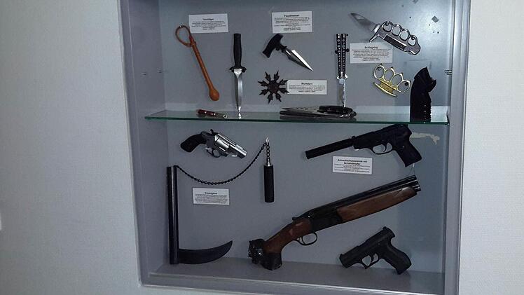 Breit ist die Palette von umgebauten Waffen und anderen gefährlichen Gegenständen, die die Ordnungshüter bei Fahrzeugkontrollen und Wohnungsdurchsuchungen entdeckt haben. Foto: Rolf Pralle