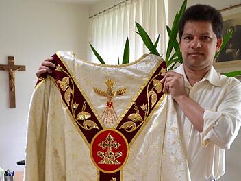 Diese prächtige Robe wird Pater Silvester am Samstagabend bei der außergewöhnlichen Messe in der Burkardrother Pfarrkirche tragen. In Indien ist dies sein normales Priestergewand, es gibt keine farblichen Unterschiede im Kirchenjahr. Foto: Kathrin Kupka-Hahn