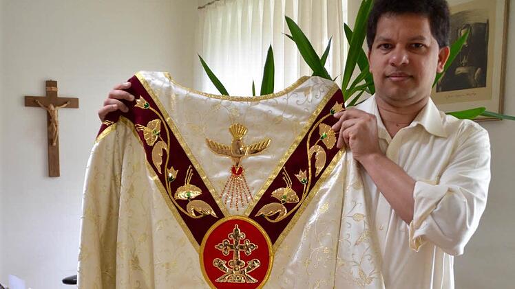 Diese prächtige Robe wird Pater Silvester am Samstagabend bei der außergewöhnlichen Messe in der Burkardrother Pfarrkirche tragen. In Indien ist dies sein normales Priestergewand, es gibt keine farblichen Unterschiede im Kirchenjahr. Foto: Kathrin Kupka-Hahn