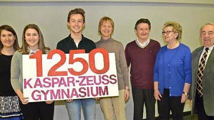 Die Gymnasiasten des KZG bereiteten große Freude mit einer Spende von 1250 Euro (v. l.): Studienrätin Verena Zeuß, Nina Wenzig und Marius Bittner (SMV), Schulleiterin Renate Leive, Gerhard Burkert-Mazur, Herta Burkert-Mazur und Heinz Hausmann.