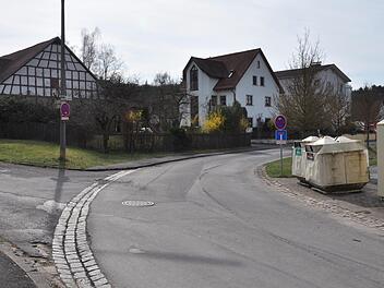 In der Straße "Am Bahnhof" in Rothhausen wurde ein beidseitiges Halteverbot erlassen. Das Schild "Lieferverkehr frei" folgt.  Foto: Daniel Wiener