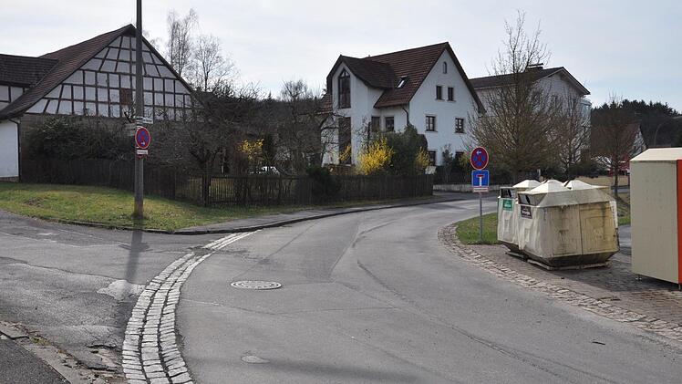 In der Straße "Am Bahnhof" in Rothhausen wurde ein beidseitiges Halteverbot erlassen. Das Schild "Lieferverkehr frei" folgt.  Foto: Daniel Wiener