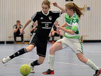Eva Funke (links) brachte die Adelsdorferinnen im Endspiel gegen die favorisierte SpVgg Greuther Fürth II mit 1:0 in Führung und legte damit den Grundstein für den Turniersieg. Fotos: Picturedreams