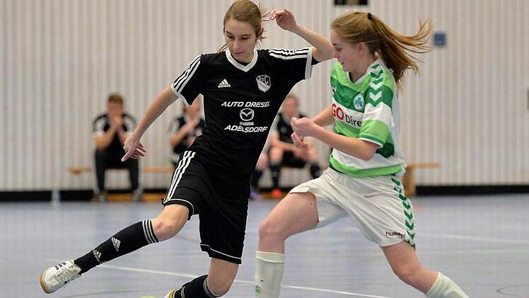 Eva Funke (links) brachte die Adelsdorferinnen im Endspiel gegen die favorisierte SpVgg Greuther Fürth II mit 1:0 in Führung und legte damit den Grundstein für den Turniersieg. Fotos: Picturedreams