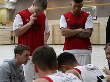 Benedikt Aumeier (links) bei der Taktikbesprechung: Nach der Saison gibt der 28-Jährige seinen Trainerposten bei den Longhorns aus beruflichen Gründen auf, ein Nachfolger steht noch nicht fest. Foto: Sportfoto Zink