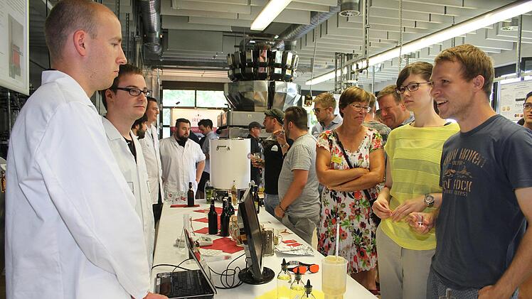 Immer dicht umlagert war der Quittenstand, ...