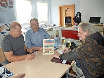 Sie bereiten den zweiten Kirchen-Stammtisch minutiös vor. Neu im Orga-Team ist der neue Gemeindereferent Konrad Funk (Mitte), hier mit Uwe Fugmann (links) und Pater Waldemar Brysch.  Foto: K.- H. Hofmann