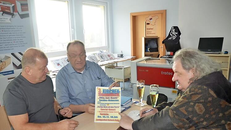 Sie bereiten den zweiten Kirchen-Stammtisch minutiös vor. Neu im Orga-Team ist der neue Gemeindereferent Konrad Funk (Mitte), hier mit Uwe Fugmann (links) und Pater Waldemar Brysch.  Foto: K.- H. Hofmann