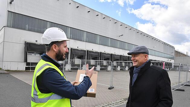 Ein Zeichen, dass die Amazon-Ansiedlung bald bevorsteht: Patrick Cooke (links) vom Projektdienstleister TSL erklärt dem Eggolsheimer Bürgermeister Claus Schwarzmann, welche Umbaumaßnahmen im ehemaligen Lidl-Gebäude nahe der A 73 notwendig sind. Foto: Ronald Rinklef