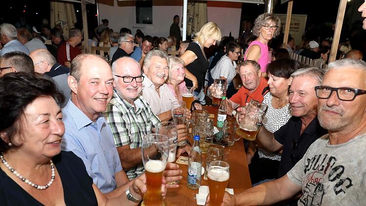 An vielen Tischen herrschte beste Kirchweihlaune.
