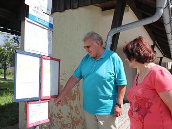 Günter Böhnlein und Hedwig Barnickel an der Bushaltestelle. Von dort aus fährt ein Bus die Tschirner zum Bahnhof nach Pressig. Ab November soll es von dort aus wieder eine direkte Verbindung in die Kreisstadt geben.Veronika Schadeck
