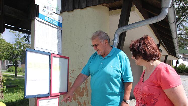 Günter Böhnlein und Hedwig Barnickel an der Bushaltestelle. Von dort aus fährt ein Bus die Tschirner zum Bahnhof nach Pressig. Ab November soll es von dort aus wieder eine direkte Verbindung in die Kreisstadt geben.Veronika Schadeck