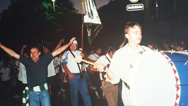 Beim ersten Landesliga-Aufstieg 2000 kannte die Freude beim SV Friesen keine Grenzen. Es wurde tagelang im Dorf gefeiert. Foto: SV Friesen