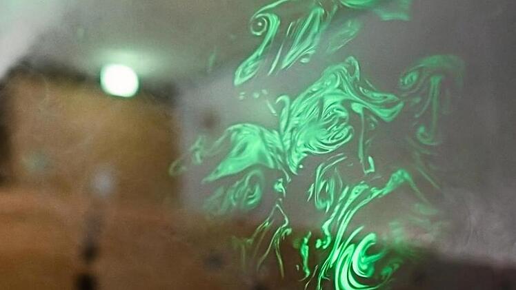 Mit Versuchen auch in Hörsälen testete die Hochschule Coburg das Strömungsverhalten von Aerosolen in geschlossenen Räumen. Disconebel und Laserstrahl machten dabei die Luftströme sichtbar.