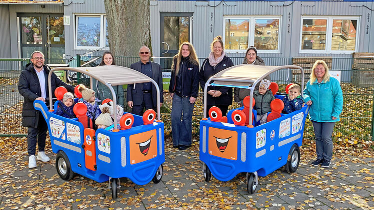 Mehr Mobilität für die Kleinsten – VR Bank spendet zwei elektrische Kinderbusse an BRK-Kitas in Bayreuth