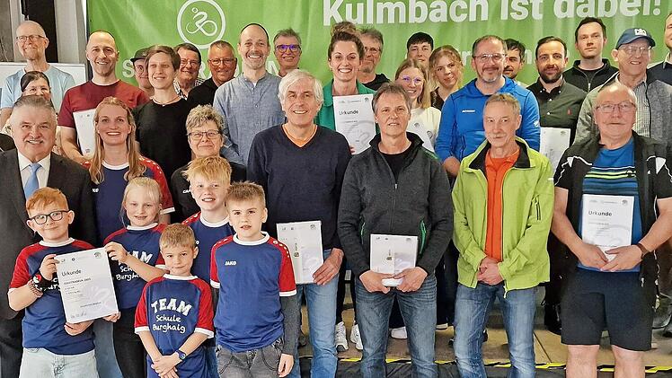 Gesamtbild mit allen pr&auml;mierten Siegern (erste bis dritte Pl&auml;tze) des Stadtradelns 2025 im Kreis Kulmbach.