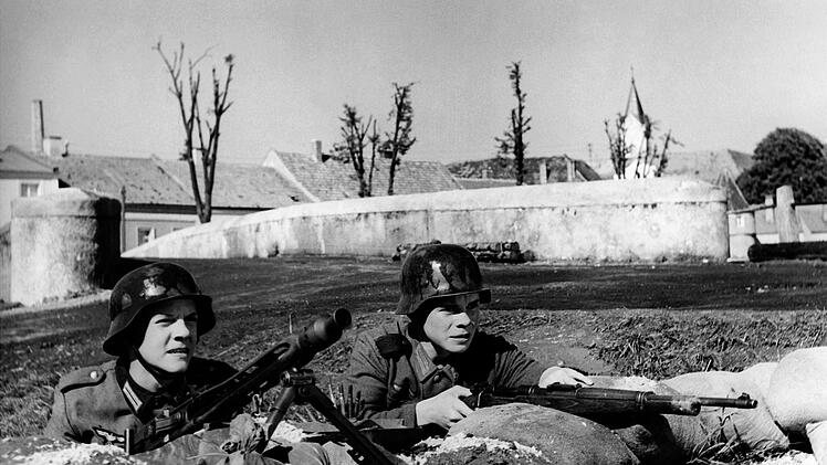 Klaus (Volker Lechtenbrink, rechts) und Karl (Karl Michael Balzer) er&ouml;ffnen das Feuer auf einen US-Panzer.
