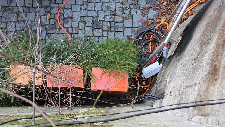 Der Strom kommt aus dem Rosenturm. Die Kästen mussten Kabel mussten extra aufgestellt und verlegt werden. Laut Aktionsgemeinschaft Kronach ein Grund für die Preiserhöhung.