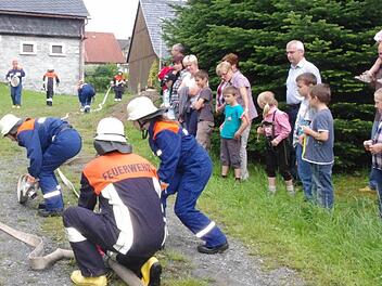 Schon bald dürfen die Kinder, die hier bei einem Hesselbacher Dorffest noch der Jugendfeuerwehr zugeschaut haben, selbst Hand anlegen - nämlich dann, wenn die erste Hesselbacher Kinderfeuerwehr gegründet wird. Die Weichen dafür wurden nunmehr gestellt. Foto: Archiv/Heike Schülein