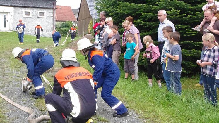 Schon bald dürfen die Kinder, die hier bei einem Hesselbacher Dorffest noch der Jugendfeuerwehr zugeschaut haben, selbst Hand anlegen - nämlich dann, wenn die erste Hesselbacher Kinderfeuerwehr gegründet wird. Die Weichen dafür wurden nunmehr gestellt. Foto: Archiv/Heike Schülein