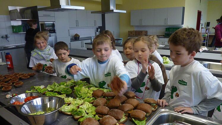 Mit Begeisterung bei der Sache: Die Hammelburger waren besonders beliebt bei den Mädchen und Jungen. Foto: Volksschule Thulbatal