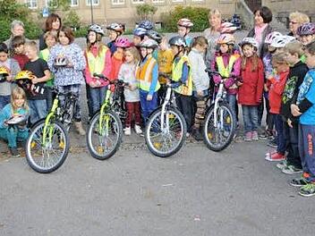 Vier neue Fahrräder für den Verkehrsunterricht überreichte der Elternbeirat der Grundschule Zeil/Sand. Die Schüler und Schülerinnen der Klassen 4 a und 4 b testeten die Zweiräder sogleich. Foto: Gerold Snater