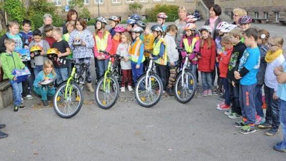 Vier neue Fahrräder für den Verkehrsunterricht überreichte der Elternbeirat der Grundschule Zeil/Sand. Die Schüler und Schülerinnen der Klassen 4 a und 4 b testeten die Zweiräder sogleich. Foto: Gerold Snater