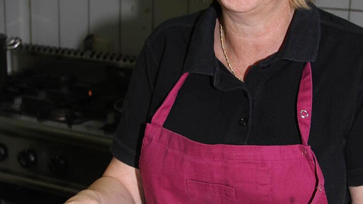 Besonders appetitlich sieht die Südtiroler Spezialität aus, wenn der Teller mit frittierten Kürbisstreifen und einer kross gebratenen Scheibe Bauchspeck garniert wird. Foto: Sonja Adam