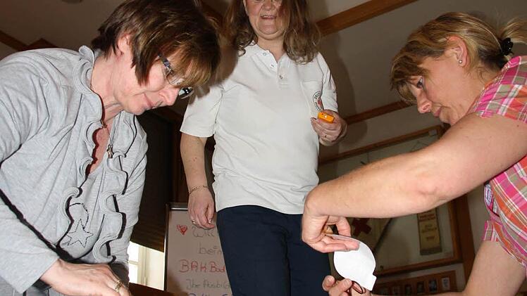 Teilnehmer üben die Herz-Lungen-Wiederbelebung. Foto: Ralf Ruppert