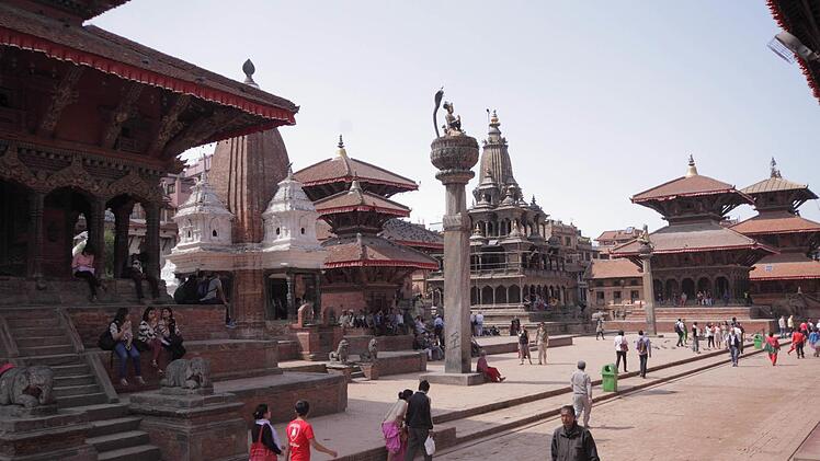Durbar Square Patan: Dieser Platz wurde ebenfalls vom Erdbeben schwer zerstört; wohl noch schwerer als der Platz in Kathmandu. Patan grenzt direkt an Kathmandu, ist ebenfalls UNESCO-Weltkulturerbestätte und zählt zu den drei Königsstätten im Kathmandutal. Die Göhlichs waren zwei Tage vor dem schweren Erdbeben an diesem Ort.  Foto: Raimund Göhlich